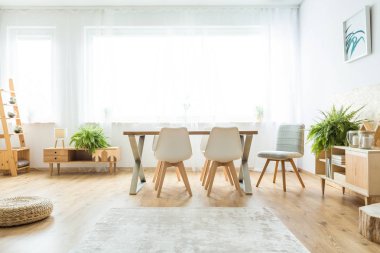 Yemek salonunda parlak pencere