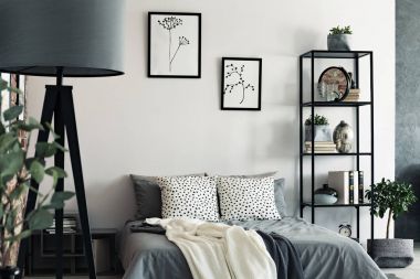 Yatakta yatarken benekli yastıklar