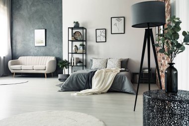 Çok fonksiyonlu yatak odasında gri lamba