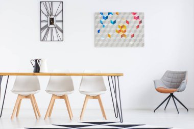 Ahşap masa, beyaz koltukları