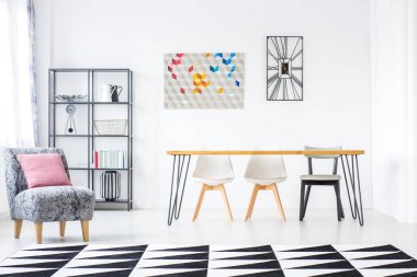 Ahşap masa ve plastik sandalyeler