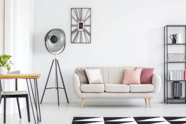 Tüm beyaz oda kanepe