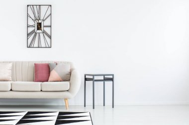 Temel mobilya ile beyaz Oda