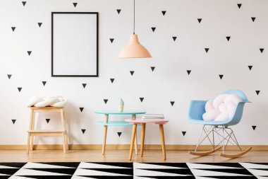 Mavi sallanan sandalye