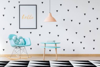 Hafif mavi sallanan sandalye