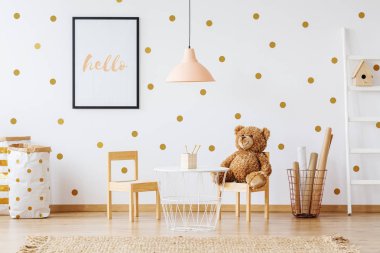 Oyuncak ayı küçük sandalye üzerinde