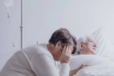 Kadın hasta kocası izliyor