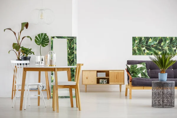 Florales Wohnzimmer mit Schrank — Stockfoto