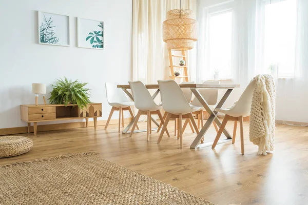 Houten tafel in de buurt van venster — Stockfoto