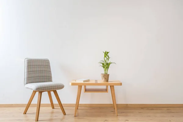 Luie stoel naast de tafel — Stockfoto