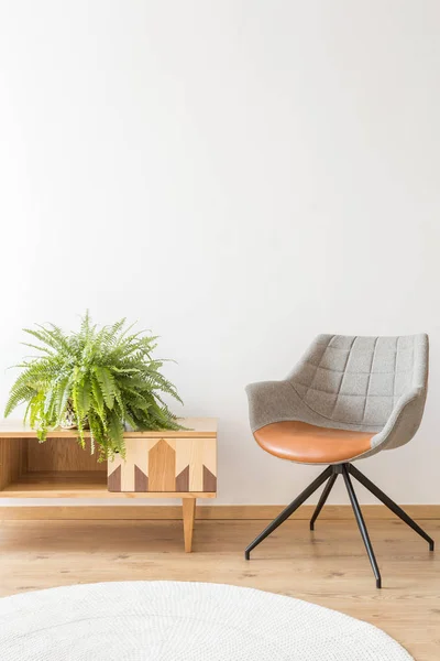 Eenvoudige Bureau met grijze stoel — Stockfoto
