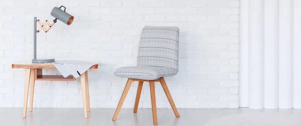 Šedá židle v obývacím pokoji — Stock fotografie