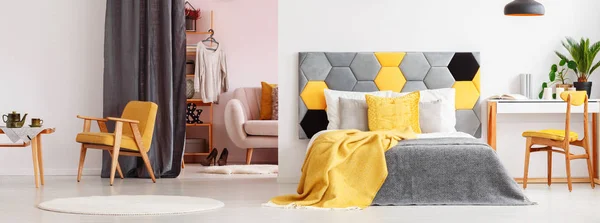 Желтая яркая спальня с гардеробом — стоковое фото