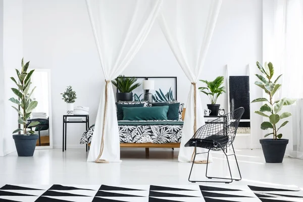Geräumiges weißes Schlafzimmer — Stockfoto