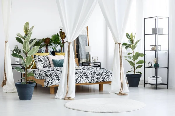 Branco sofisticado interior do quarto — Fotografia de Stock