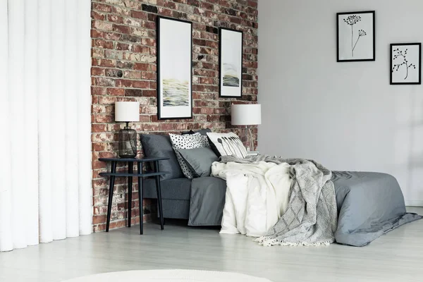 Appartamento grigio con muro di mattoni — Foto Stock