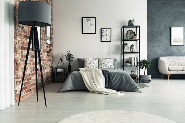 Сірий місткий квартири — стокове фото