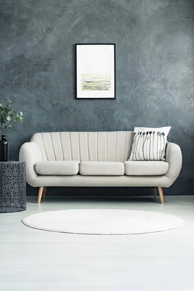 Sofa krem menghadap dinding beton — Stok Foto