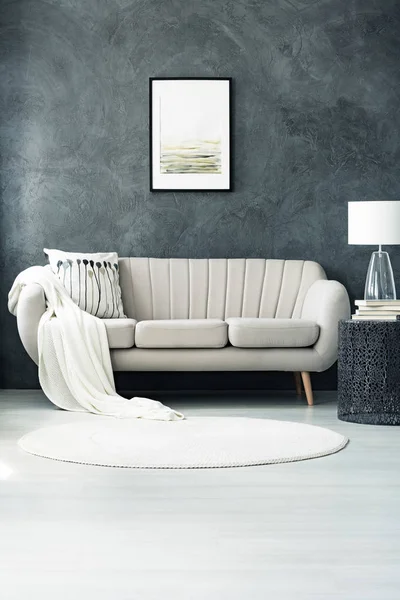 Sofa door donker grijs muur — Stockfoto