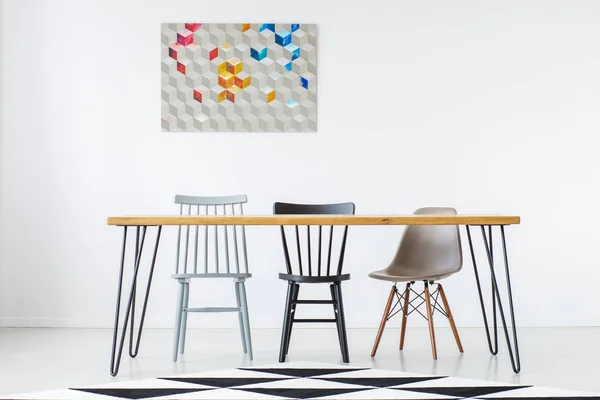 Eetkamer met geometrische schilderij — Stockfoto