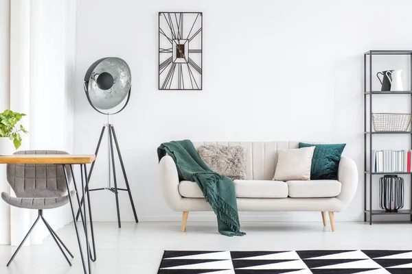 Крем-диван в гостиной — стоковое фото