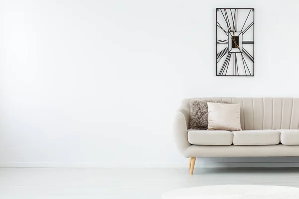 Camera bianca vuota con divano — Foto Stock