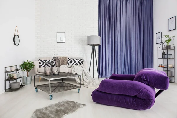 Фиолетовая современная гостиная — стоковое фото
