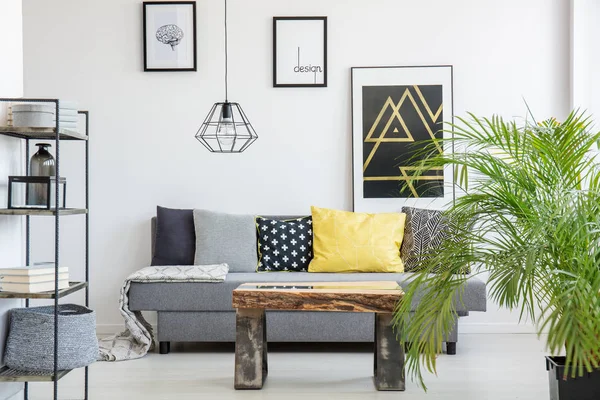 Lichte interieur met houten tafel — Stockfoto