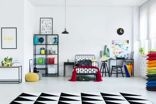 Tapete geométrico no quarto da criança — Fotografia de Stock