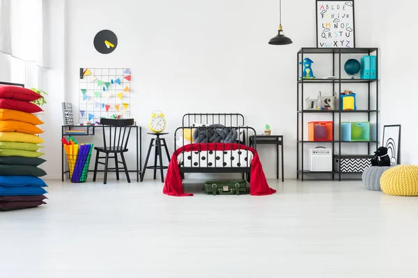 Kid's kamer met regenboog kussens — Stockfoto