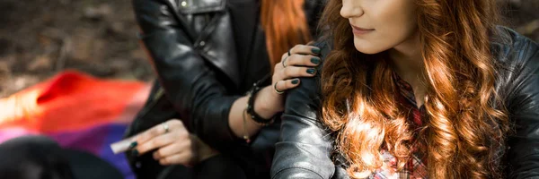 Jente som støtter lesbisk venn med rødt hår – stockfoto
