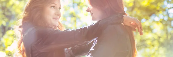 Red-haired sisters hugging each other — Stock Photo, Image