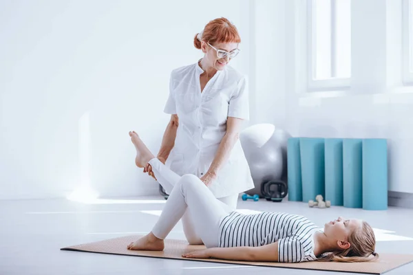 Médico ajudando com exercícios — Fotografia de Stock