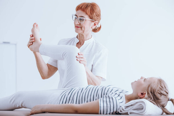 Ребенок во время гимнастики
