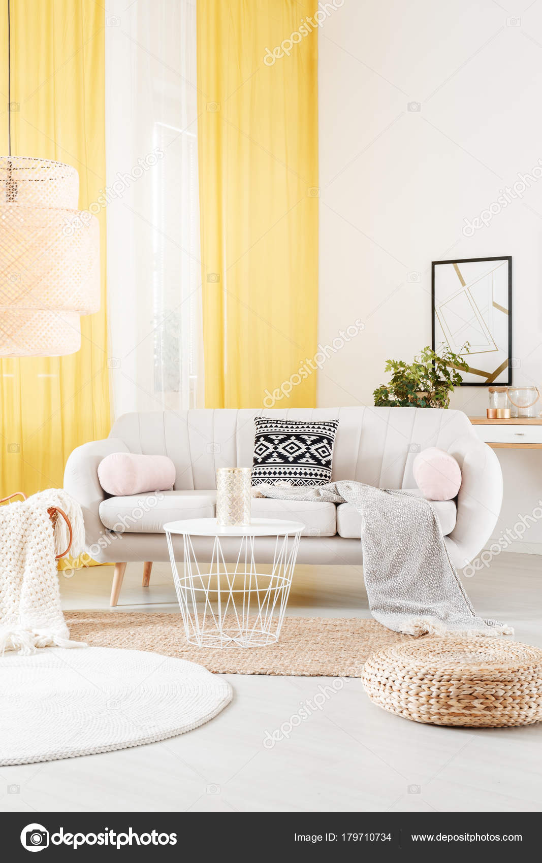 Warm interieur met gele gordijnen — Stockfoto © photographee.eu ... Warm interieur met gele gordijnen — Stockfoto © photographee.eu ...