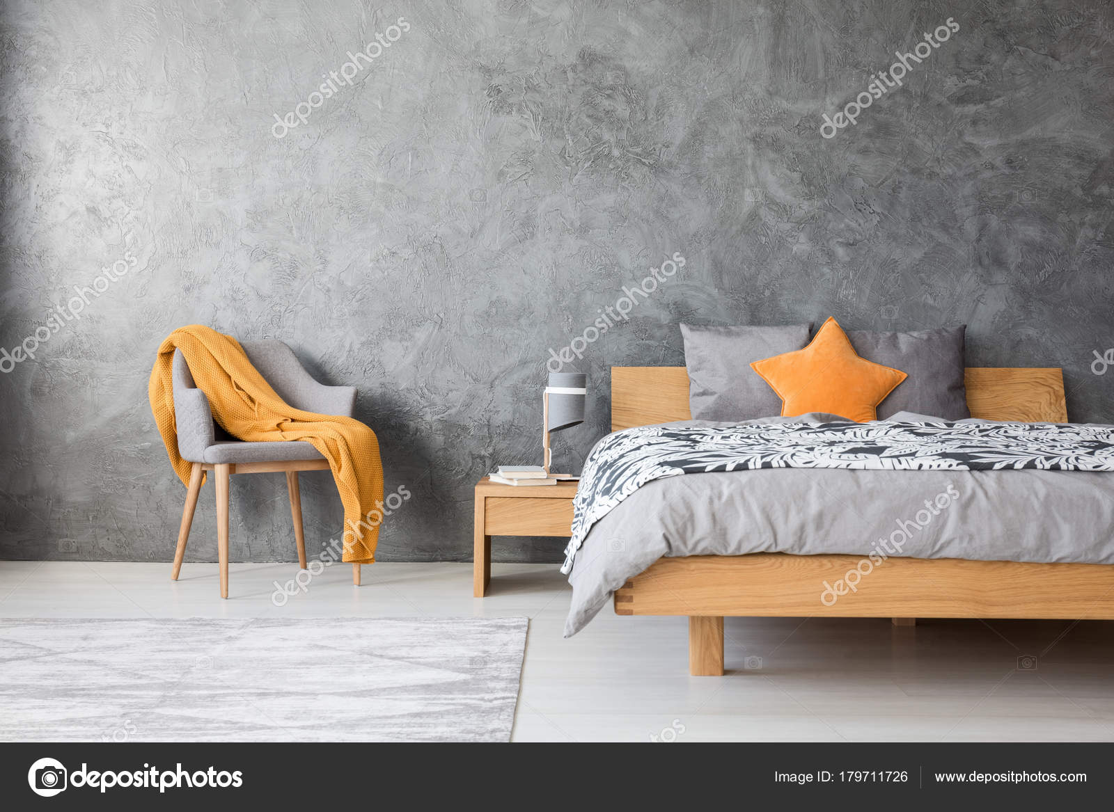 Sandalye ile gri yatak odası — Stok Foto © photographee.eu 179711726