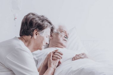 Hastanedeki yaşlı evli çift