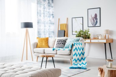 Mavi battaniye ve desenli yastık