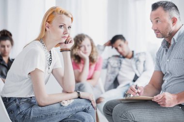 Sıkılmış kız ve psikoterapist