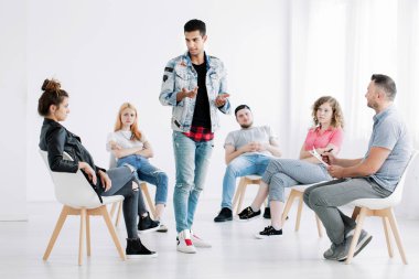 Erkek meslektaşları ile fikir paylaşımı