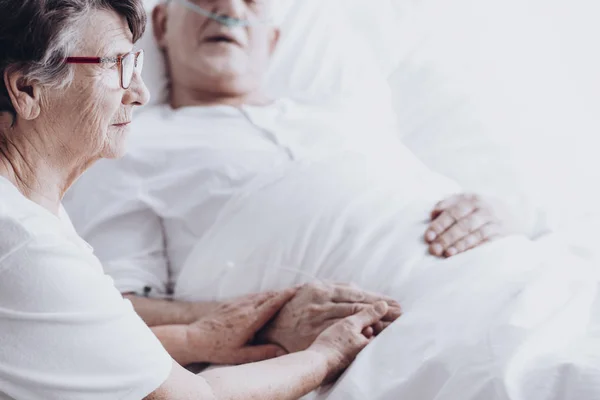 Frau besucht Ehemann im Krankenhaus — Stockfoto