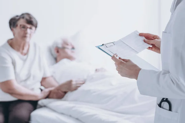 Doctor reading report to patient — Stock Photo, Image