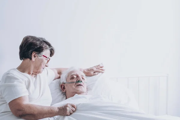 Ältere Dame tröstet ihren Mann — Stockfoto