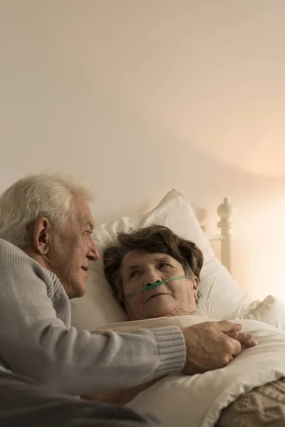 Het verzorgen van vrouw man — Stockfoto