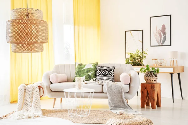 Rideaux jaunes dans la chambre boho — Photo