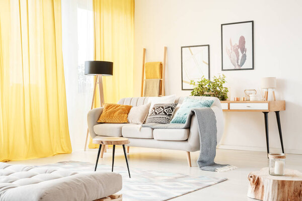 Лестница стоит за диваном
