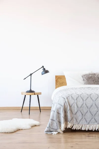 Einfaches Schlafzimmer mit weißer Wand — Stockfoto