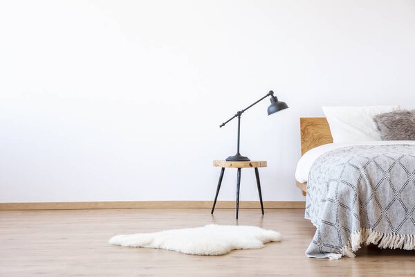 Пустой белый интерьер спальни
