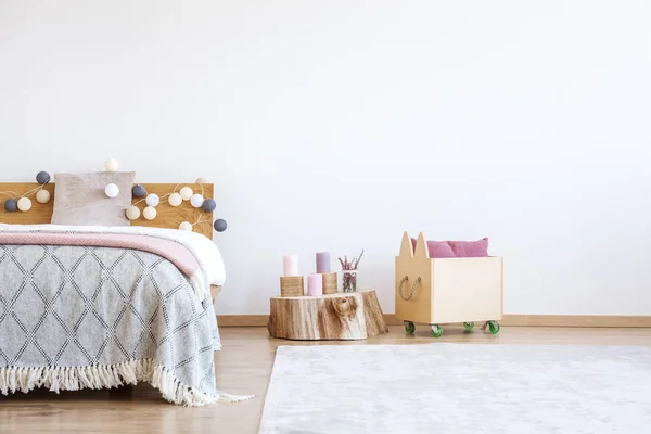 Хлопковые шарики на деревянной кровати — стоковое фото
