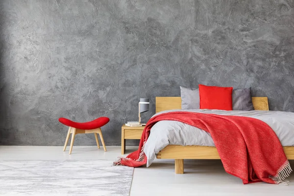 Chambre grise avec accents rouges — Photo